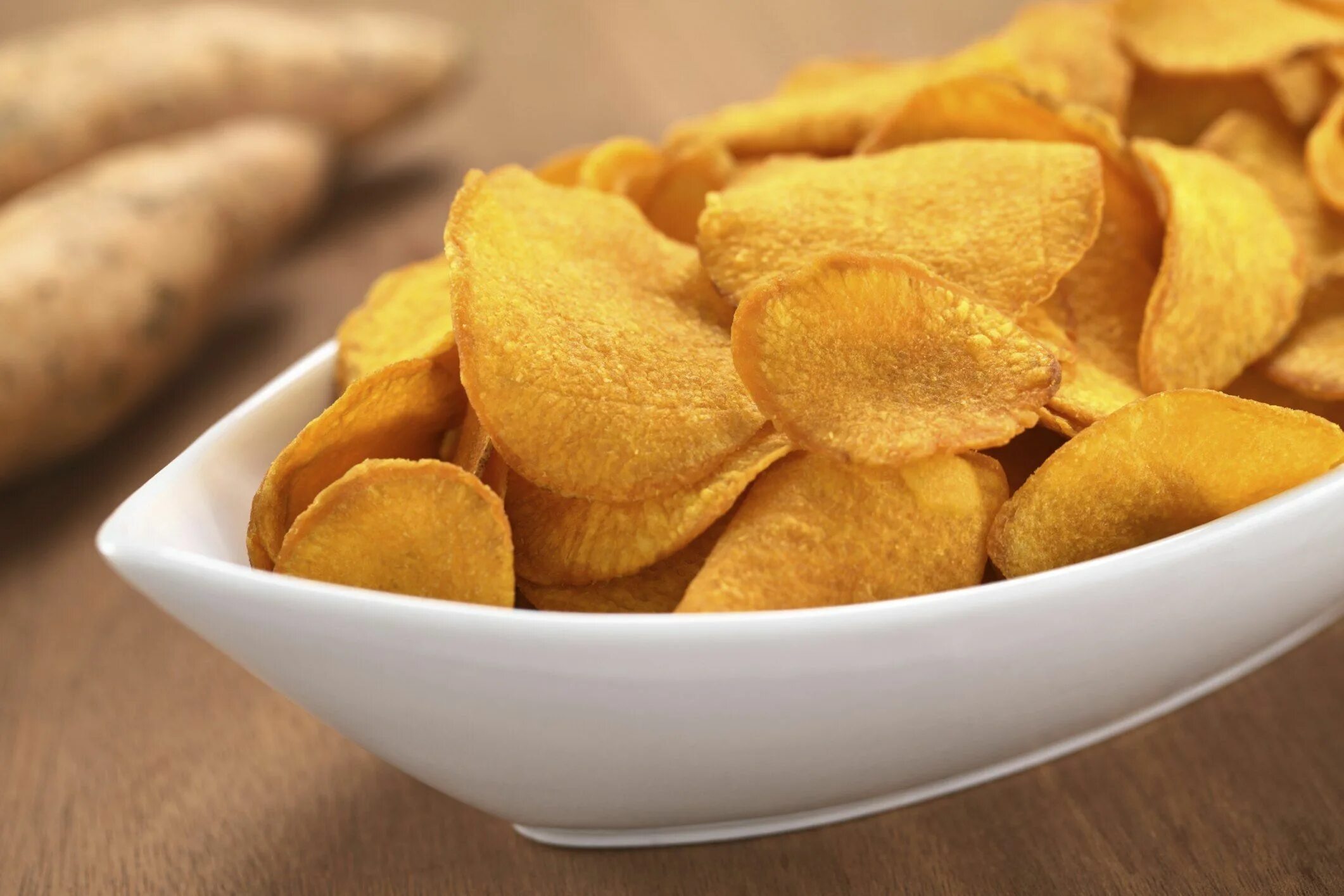 Постные чипсы. Чипсы Potato Chips. Чипсы Crispy Chips. Батат чипсы. Домашние чипсы в тарелке.