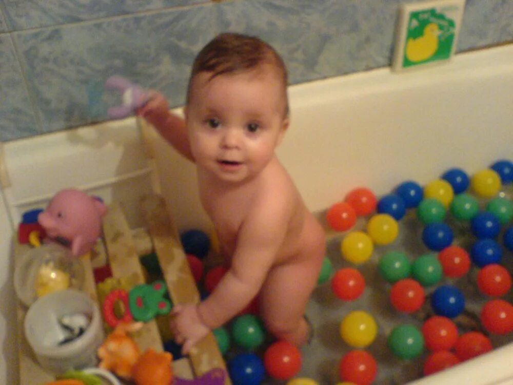 Купание детей девочек при мальчиках. Младенец купаетсяписюнчик. Корейские малыши купаются. Дети купаются в душе. Купание ребенка лицом к воле.