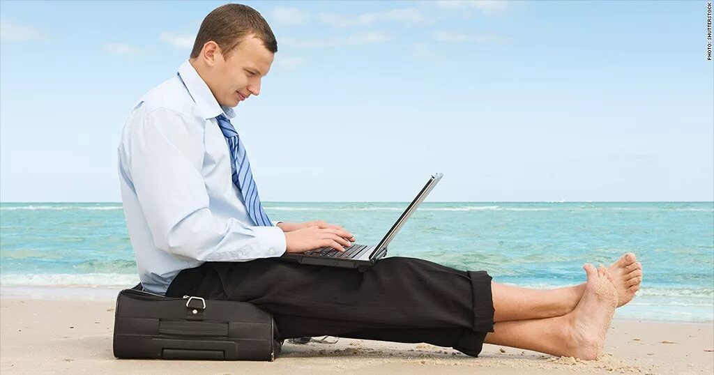 Офис на пляже. Работник отдыхает. Мужчина на шезлонге. Человек с компьютером на пляже. С ноутбуком на море.