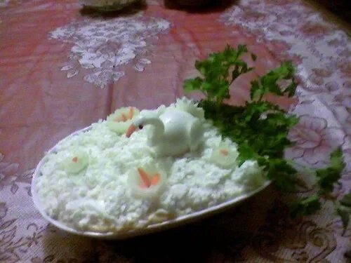 Салат белый бегемот. Салат лебедь с копченой курицей. Салат белый лебедь. Салат белый лебедь слои. Салат белый лебедь рецепт.