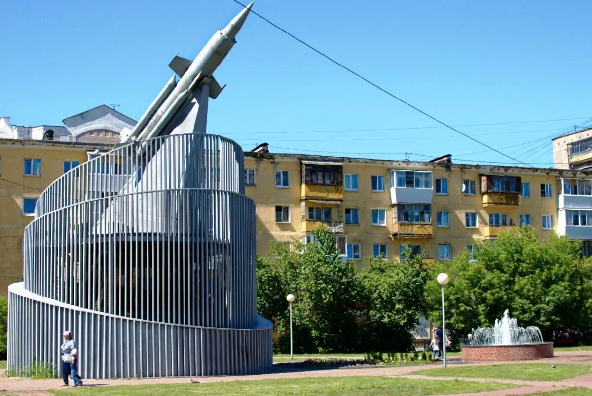 В каком городе находится уралмаш. Памятник люльеву в екатеринбурге. уралмаш екб достопримечательности. бульвар культуры уралмаш. памятник сквер люльева екатеринбург.