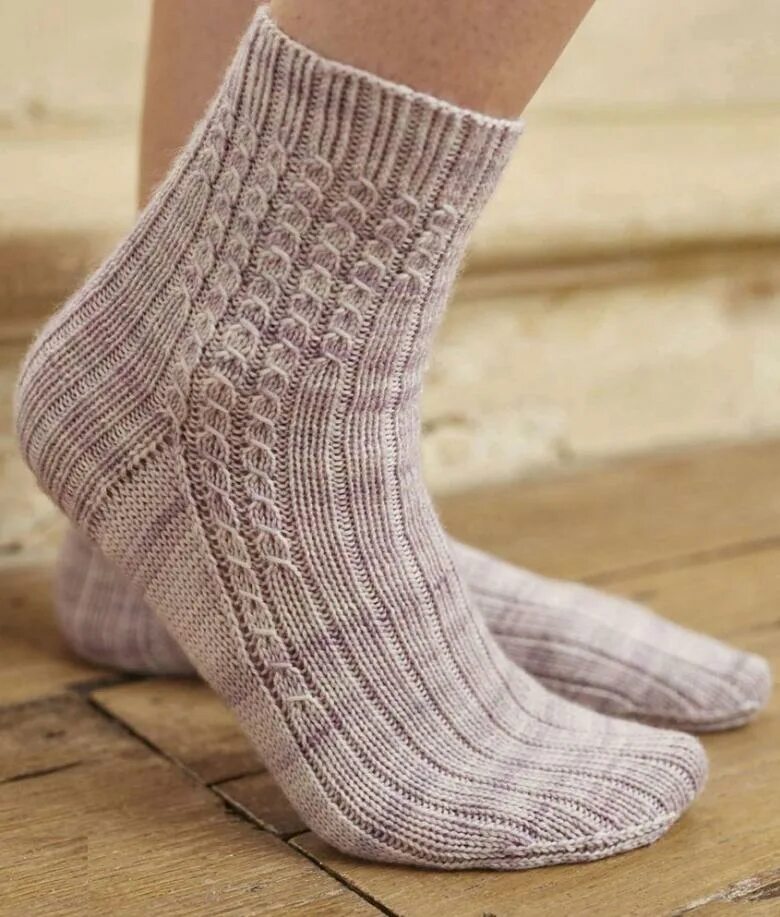 Носки спицами новые модели. Носки спицами. Вязаные носочки. Носки спицами красивые. Вязаные носки женские.