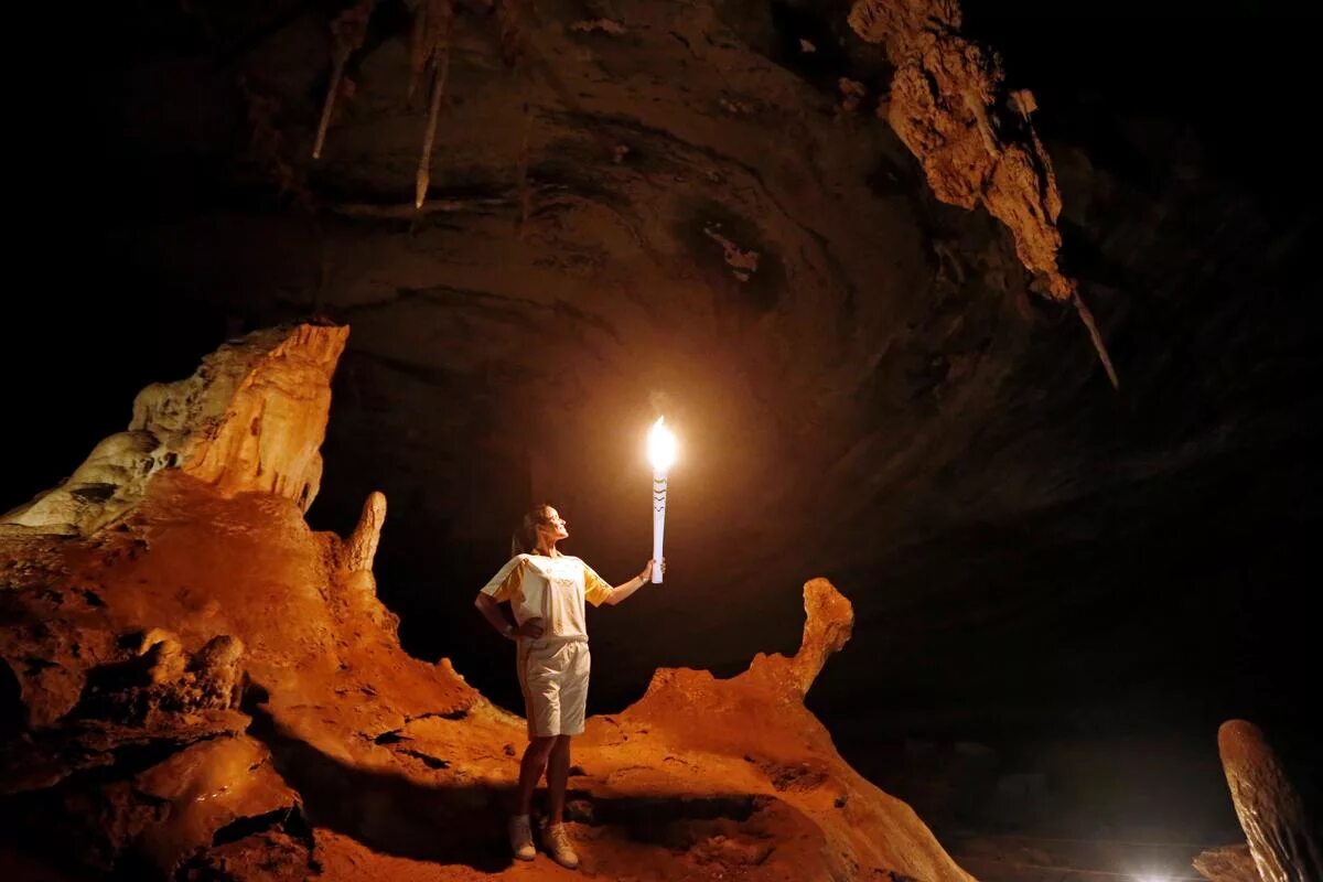 факел в пещере. факел в пещере. пещера раст. пещера в темноте. факел в пещере.
