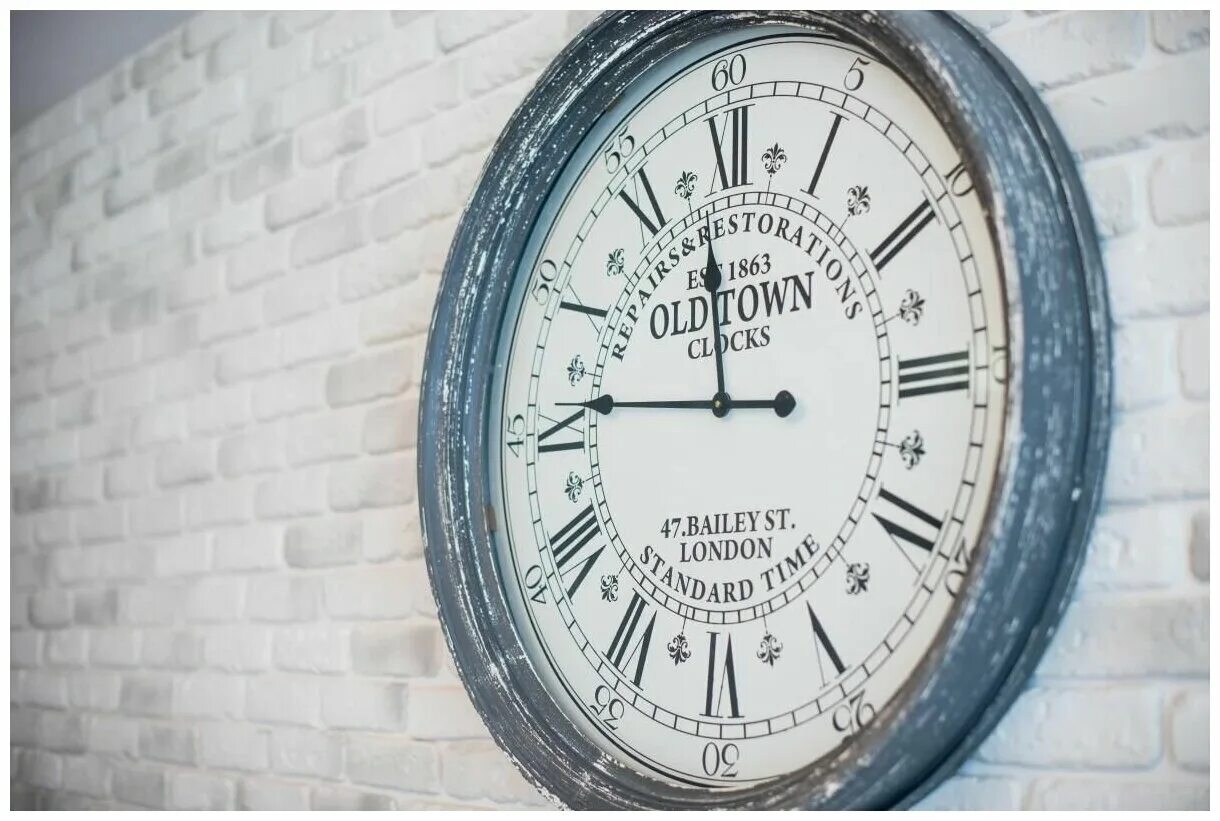 декоративный кирпич в интерьере. уличные часы на кирпичной стене. стена кирпичная часы вокзальные. часы на кирпичной стене. часы кирпичики.