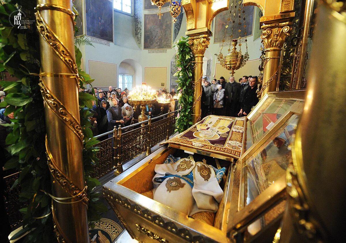 Храм святой матроны московской в москве. Москва мощи каких святых. Обретение мощей тихона патриарха московского. Св. Елоховский собор мощи святителя алексия митрополита московского.