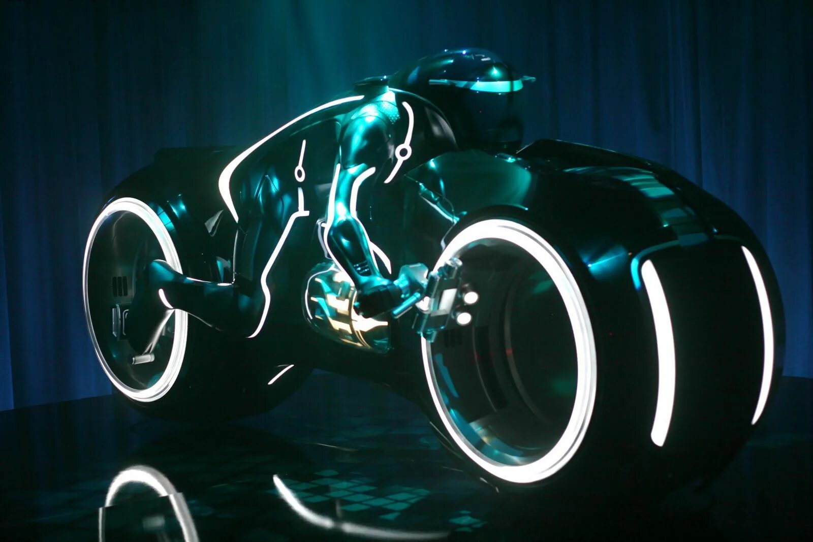 Мотоцикл tron light cycle. Светящийся мотоцикл. Light cycles. Light cycles. Мотоцикл tron light cycle.