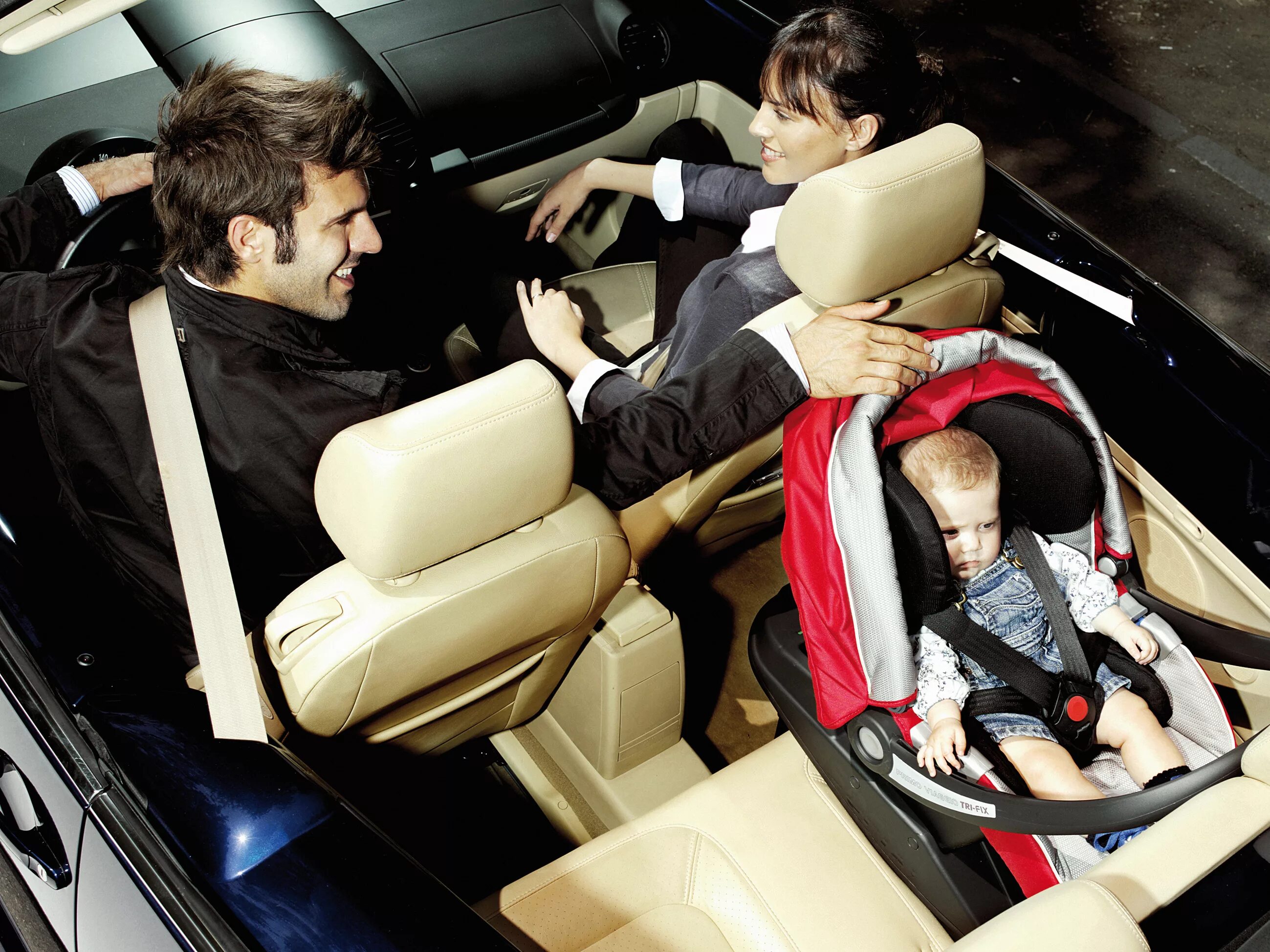 Во сколько можно на переднем сидении. Детское кресло в машину. Автолюлька в машине. Автолюлька на заднем сидении. Детское кресло на переднем сиденье автомобиля.