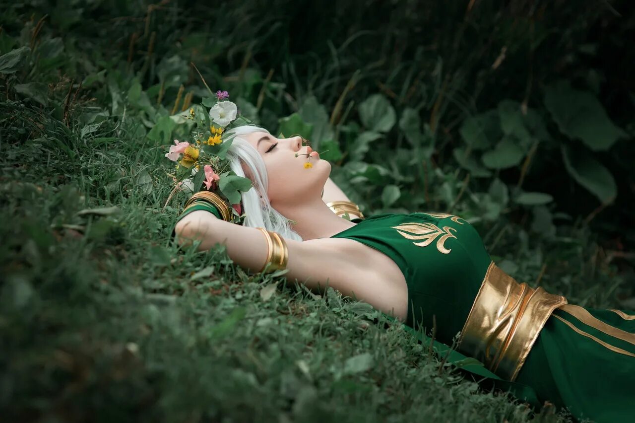 Elf cosplay. Эш из Шервудского леса. Эльфийка лучница косплей. Эльф косплей.