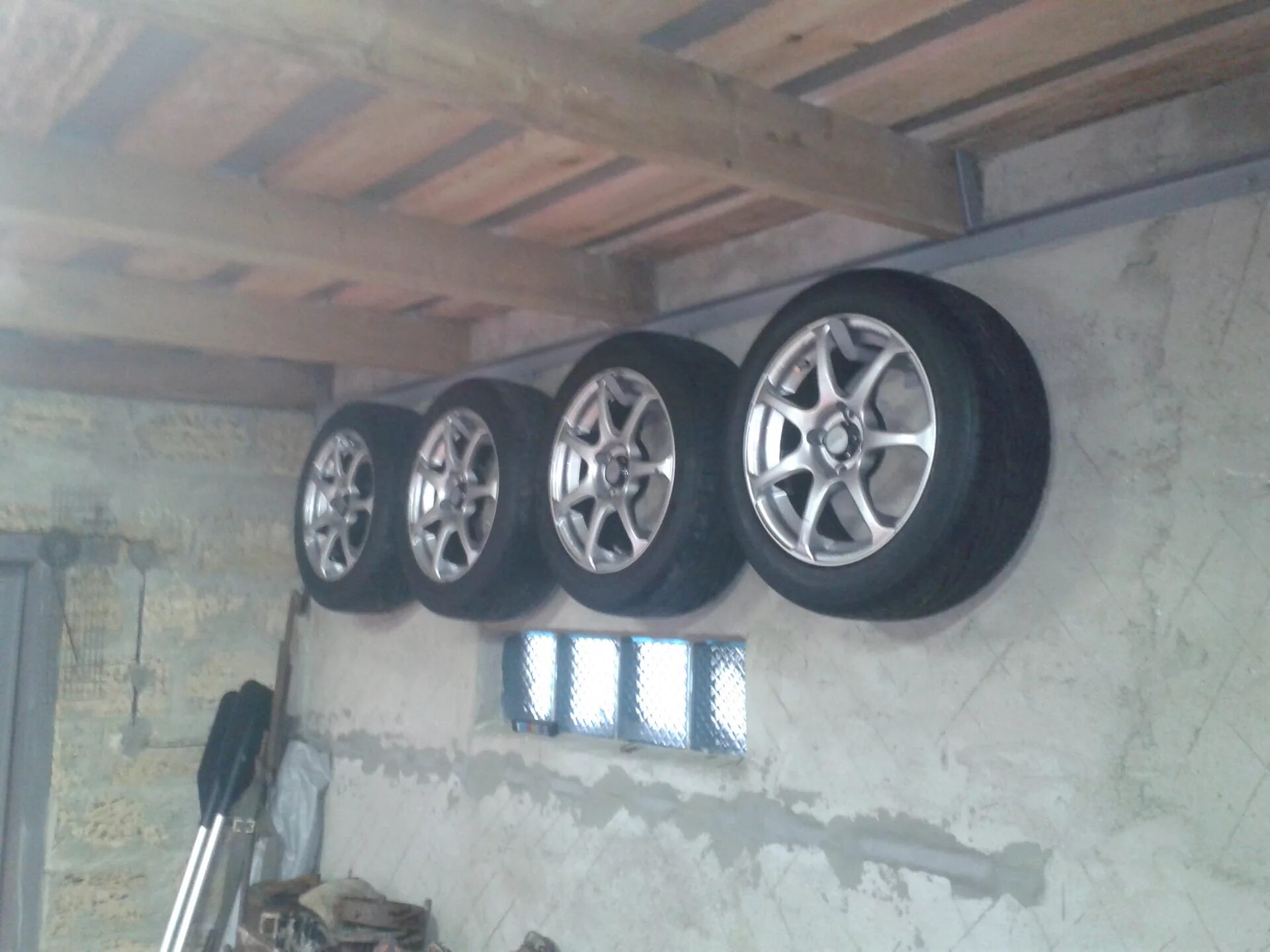 Хранение колес в гараже. Гараж диски. Диски в гараже. Хранение колес. Гараж диски.