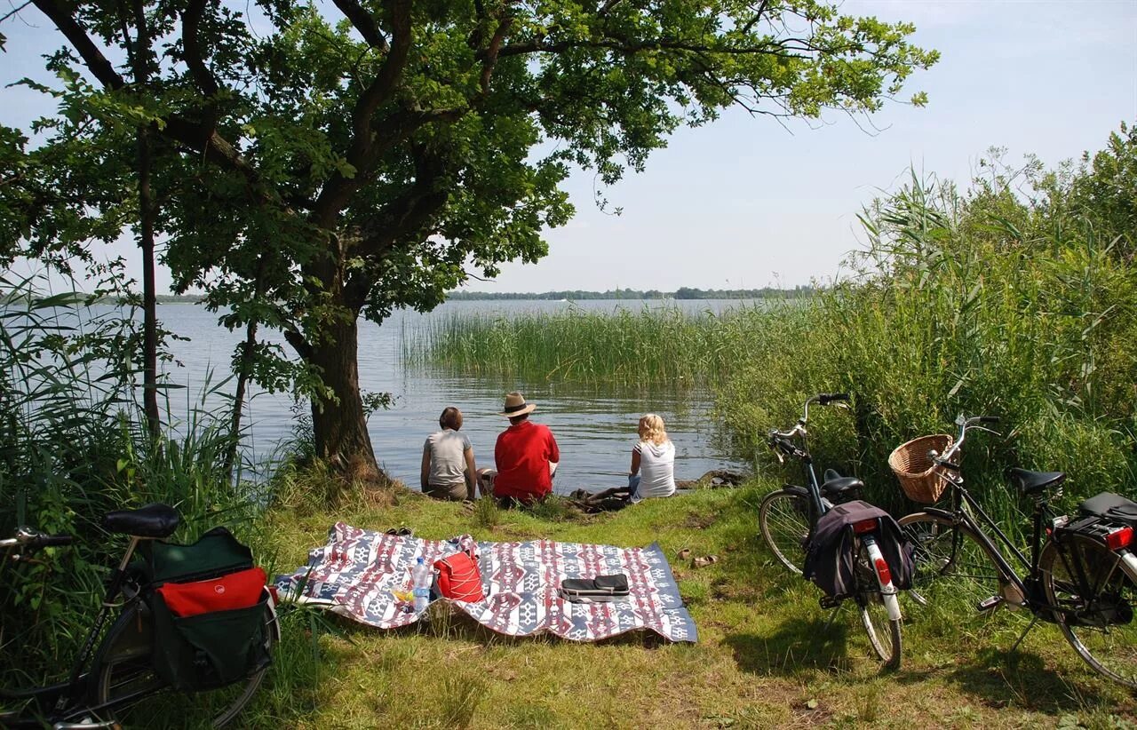 Своими семью озерами. Пикник на берегу реки. Пикник на берегу речки. Отдых на природе. Рыбалка летом.
