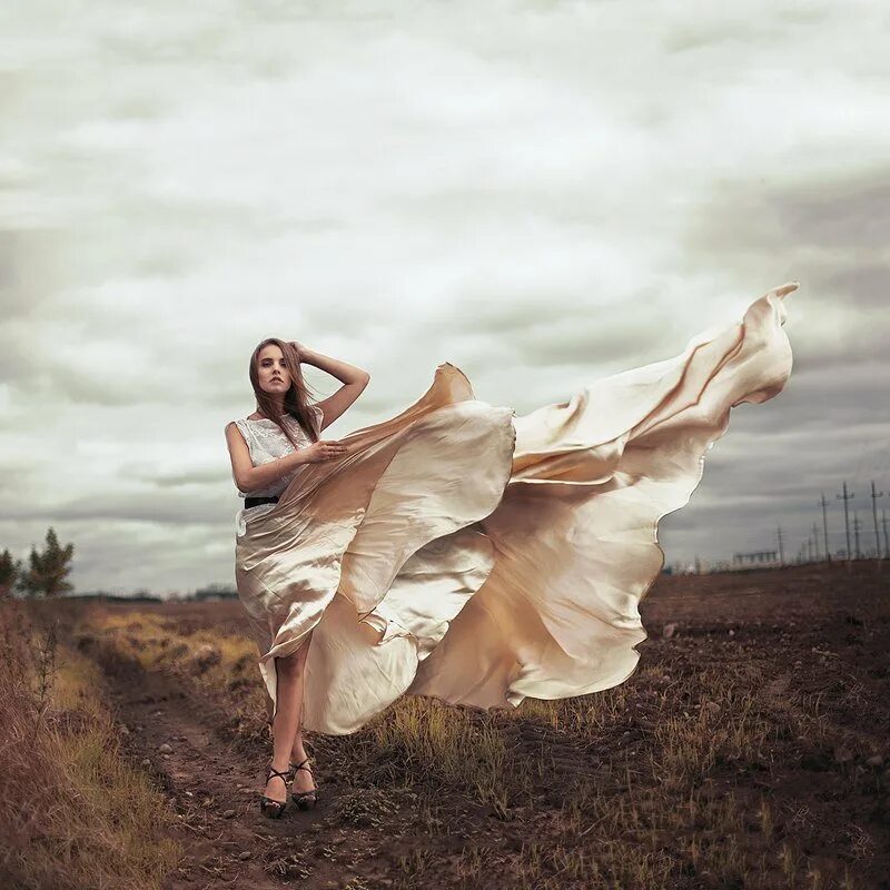 Развивающиеся на ветру платье. Девушка в развевающемся платье. Девушка в платье на ветру. Развивается на ветру.