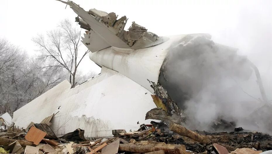 Авиакатастрофа боинг 747. Боинг 747 авиакатастрофа. катастрофа boeing 747 под бишкеком. боинг 747 катастрофа в киргизии. авария самолет боинг 747.