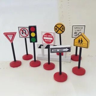 Игрушка в виде дорожного знака
