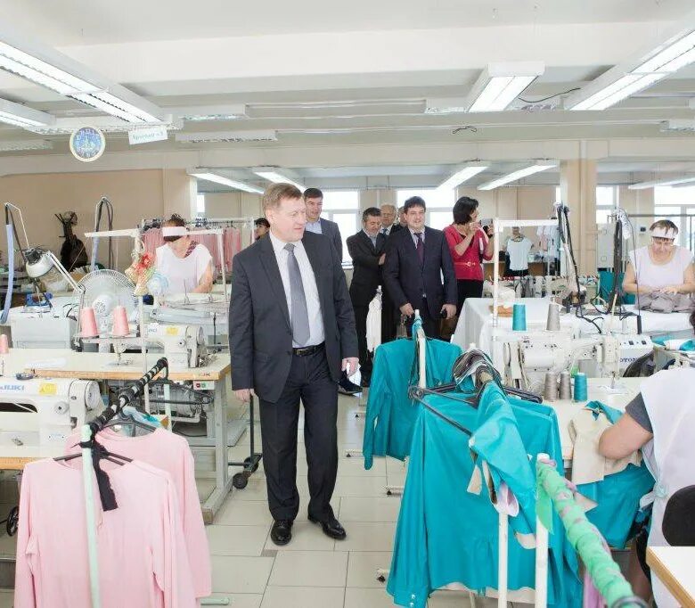 Продавец женской одежды. Приз магазин одежды. Одежда из новосибирска. Лаура магазин одежды новосибирск. Магазин пеплос одежда  женские.