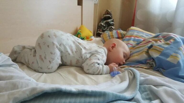Ребенок 5 месяцев просыпается в 5 утра. Ребенок просыпается. Ребенок 7месяцев спиттна животе. Сон грудничка на животе.