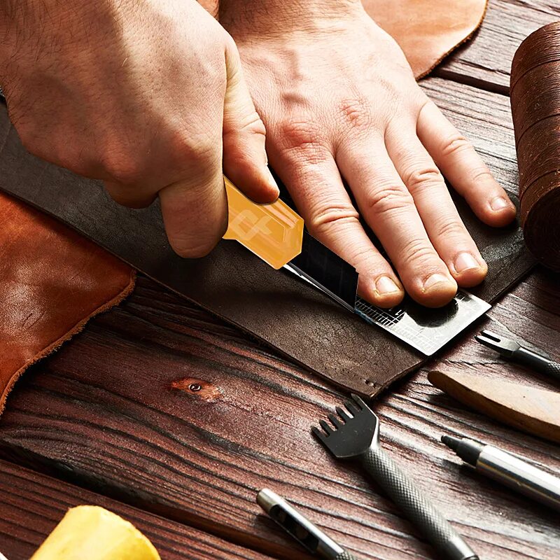 Мастерская изделий из кожи. Инструменты кожевника. Мастерская изделий из кожи. Мастер класс по кожевенному ремеслу. Мастер работы с кожей.