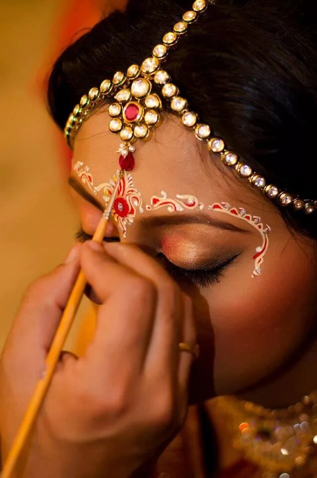 Индийские женщины точка на лбу. Бинди в Индии. Бинди древняя Индия. Белая бинди. Индийские украшения на лоб.