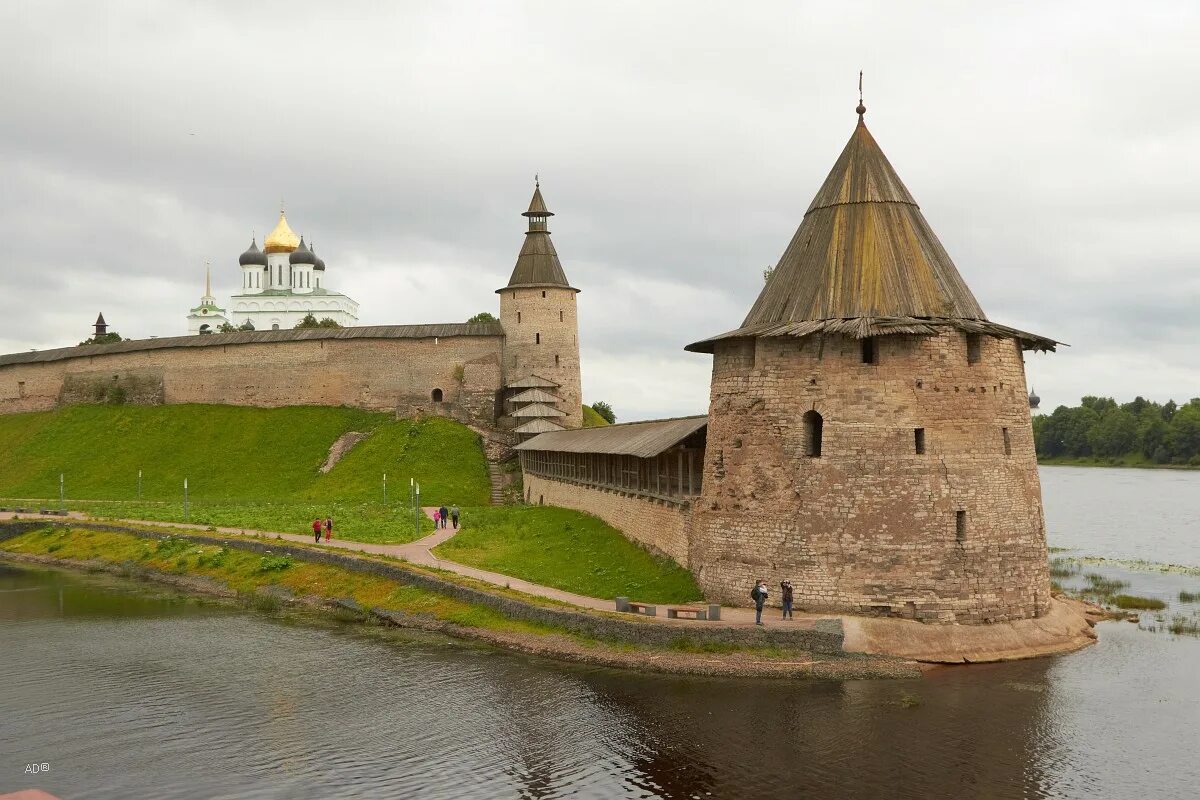 Псковский кремль кутекрома. Псковский кремль крепость. Псковский кремль приказная палата. Псковский кремль картина. Средняя башня псков.