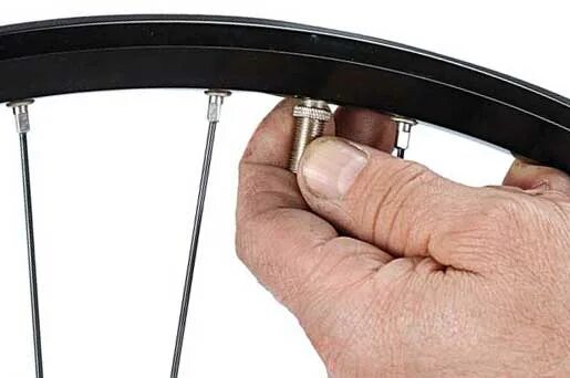 Колеса для самодельной машинки жёлтые диски. Можно ли в бескамерку поставить камеру. Установка камеры в колесо. Можно ли поставить на бескамерную поставить камеру. Можно ли поставить на бескамерную поставить камеру.