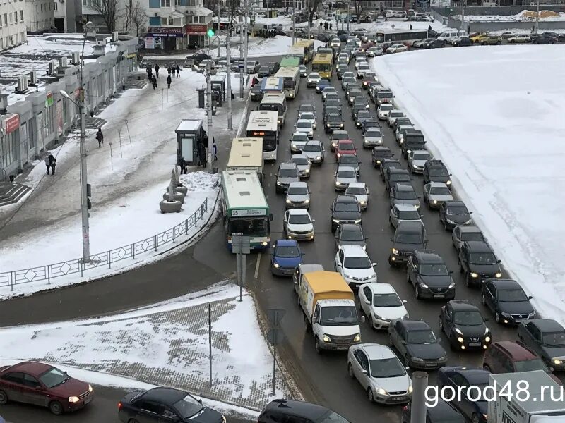 То сейчас на дорогах. Липецк пробка площадь Победы. Пробки Липецк. Пробки Липецк сейчас. Пробки Томск.