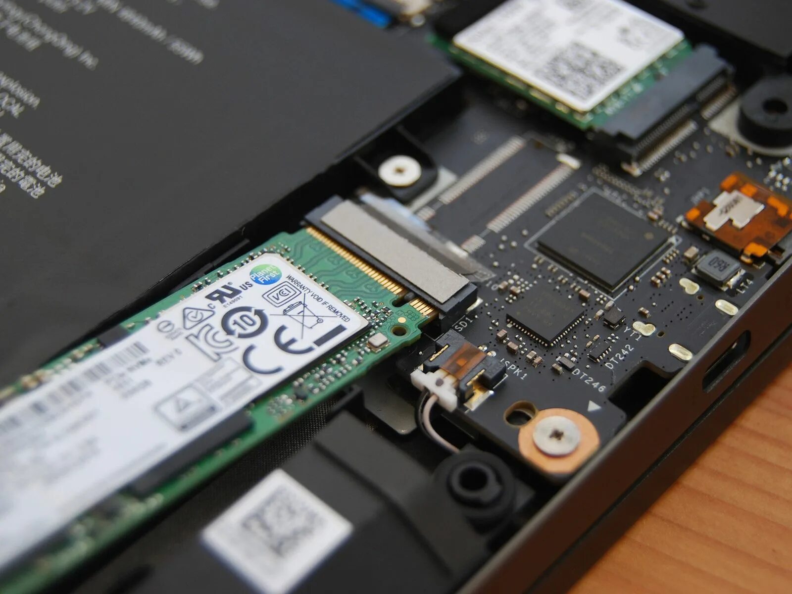 Ssd для ноутбука для игр. Слот для m2 SSD В ноутбуке. SSD M.2 для ноутбука Lenovo. Слот m.2 для SSD. Слот SSD m2 Lenovo.