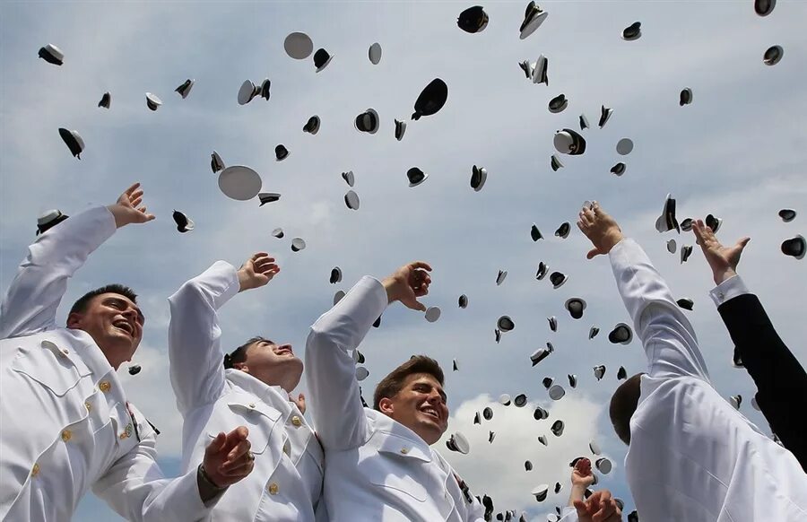 И В воздух чепчики бросали. Подбрасывать в воздух. Подбрасывать человека вверх. Бросание шапок в воздух. Кинь народ