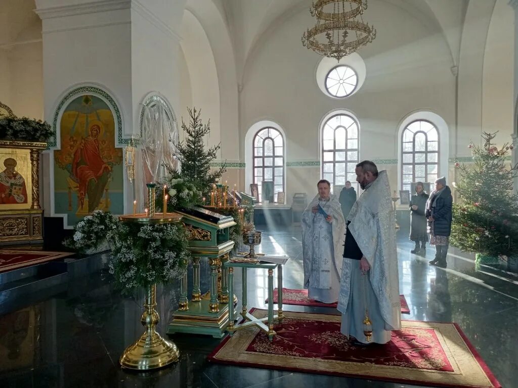 Храм христа спасителя служба крещение патриарха. Купель для крещения младенцев. Крещение господне праздник кратко. Крещение богослужение. Богоявленский собор орел 2022.