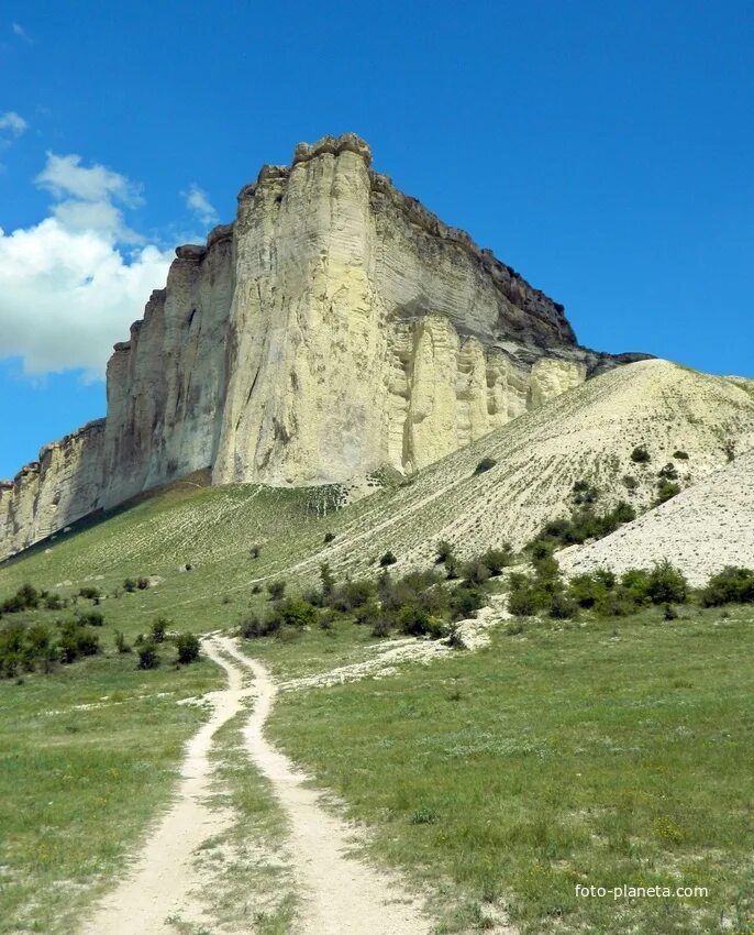 Белая скала. Крепость белая скала. Белая скала АК-Кая домики. Фото белая скала Белогорский район. Белогорский район белая скала