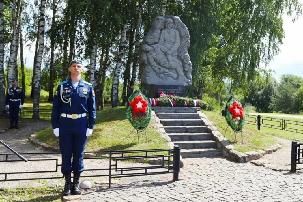 Сайт демянского муниципального. Памятник десантникам в Демянске. Памятник МВДБР Демянск. Демянск Новгородская область. П Демянск Новгородской области.