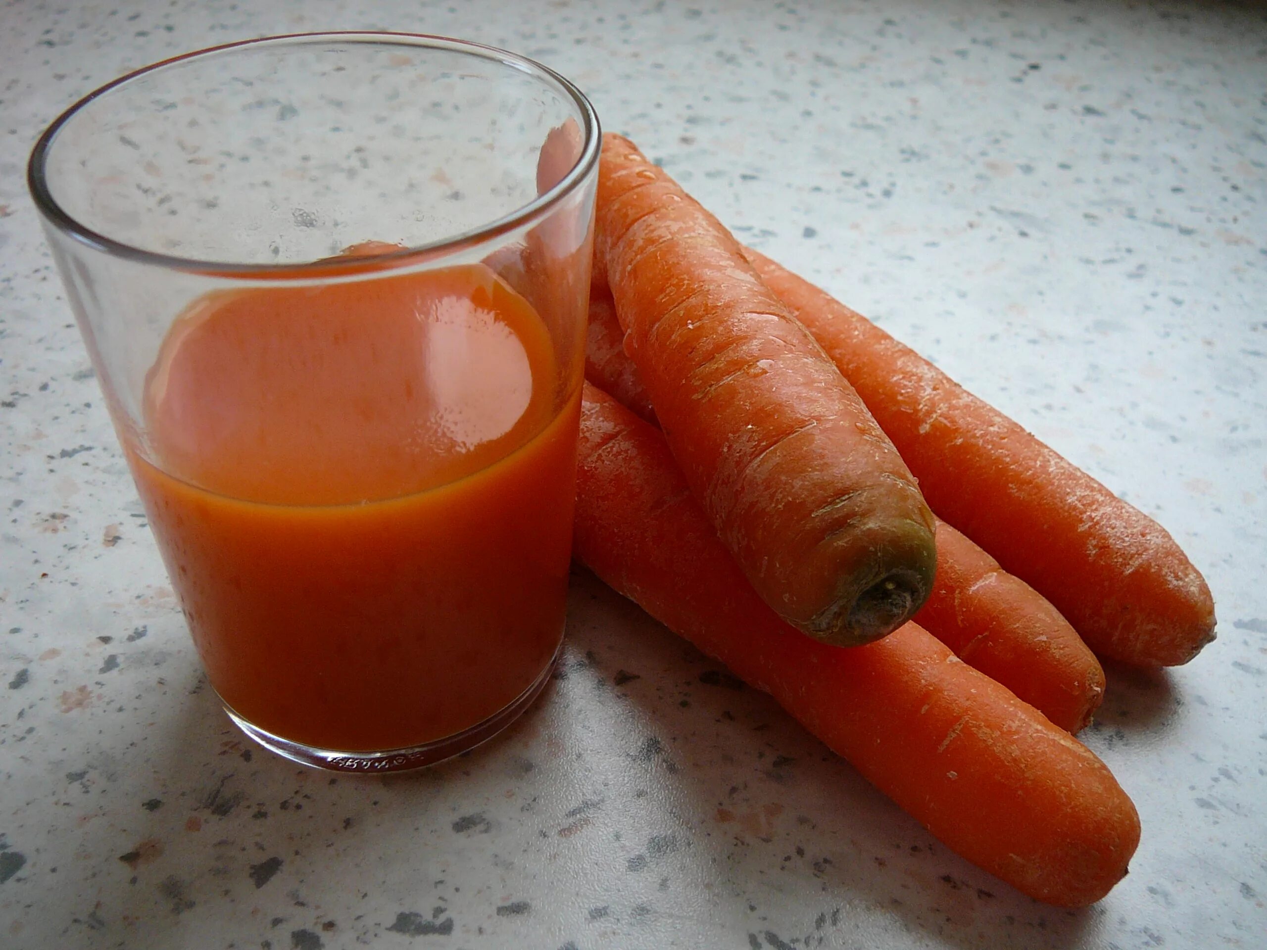 Морковный сок. Морковь сок. Сок из морковки. Морковный сок со сливками.
