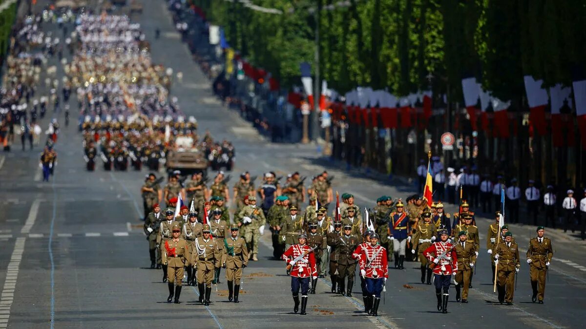 Военный парад на Елисейских полях 14 июля. Взятие Бастилии парад. Парад во Франции в честь взятия Бастилии. Военный парад во Франции 14 июля.