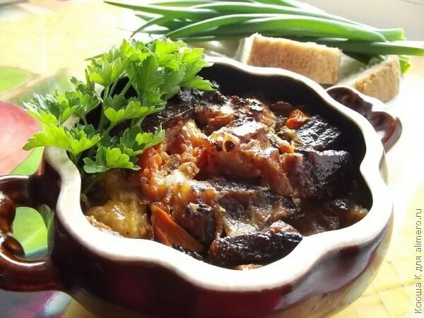мясо в горшочке с черносливом в духовке. мясо в горшочке с черносливом в духовке. жаркое из говядины в горшочках. мясо в горшочке с черносливом в духовке. говядина с черносливом и картофелем в духовке в горшочке.