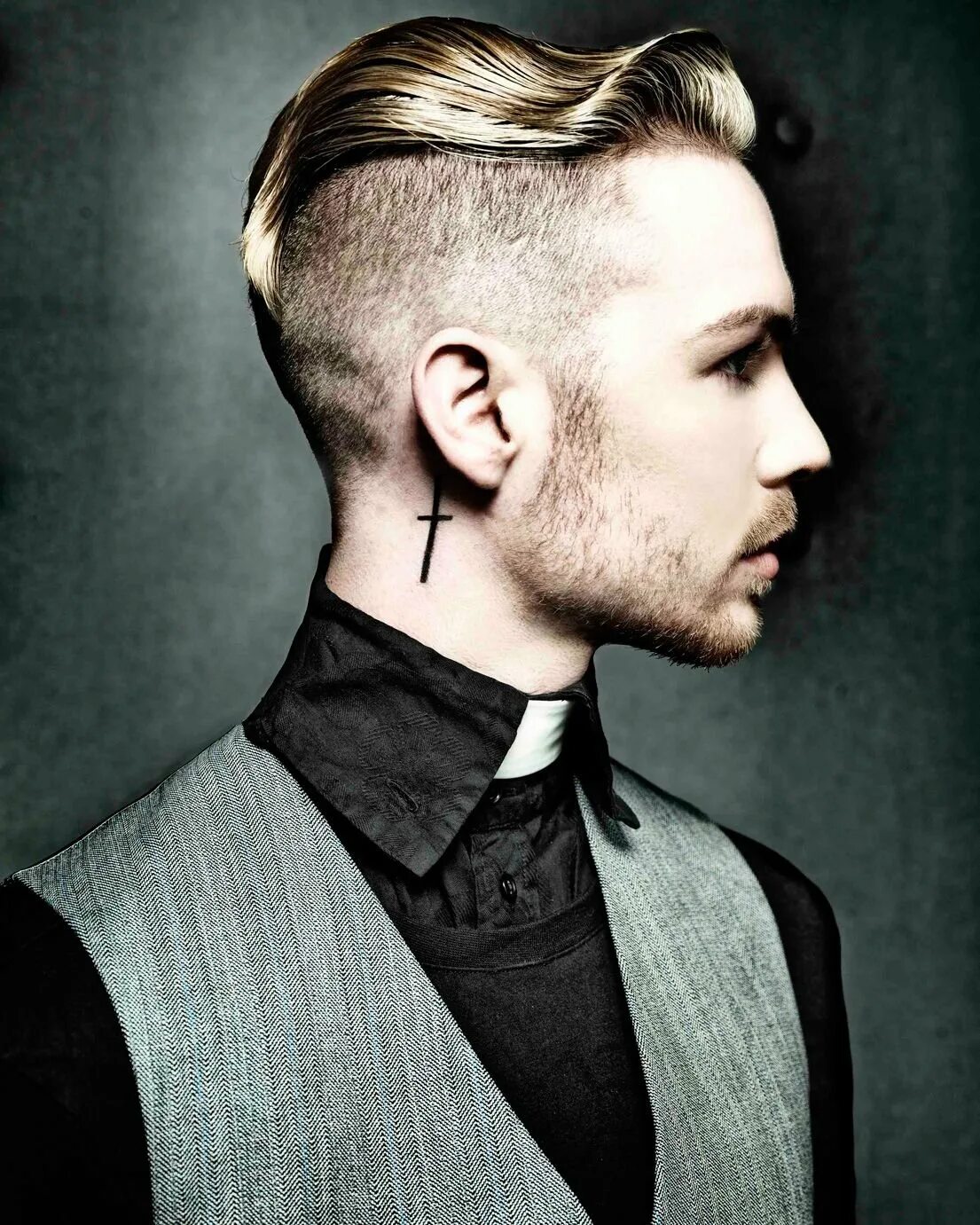 Undercut (андеркат) затылок. Андеркат гранж. Андеркат с выбритым виском мужская. Мужские прически бритые виски. Мужские прически длинными висками