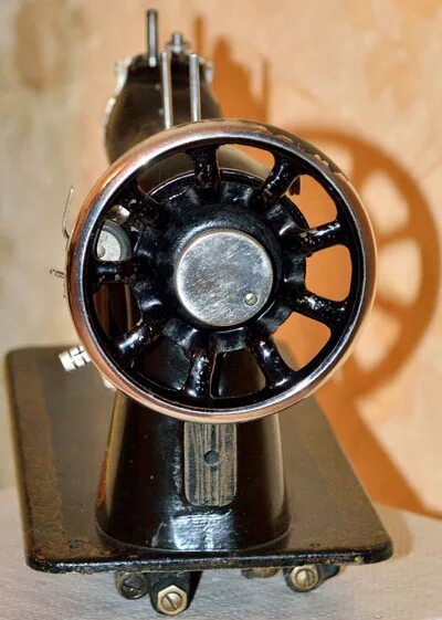 швейная машинка маховое колесо. фрикционный винт для ручной швейной машинки. фрикционный винт для швейной машины. машинка зингер маховое колесо. фрикционный винт для швейной машины подольск.