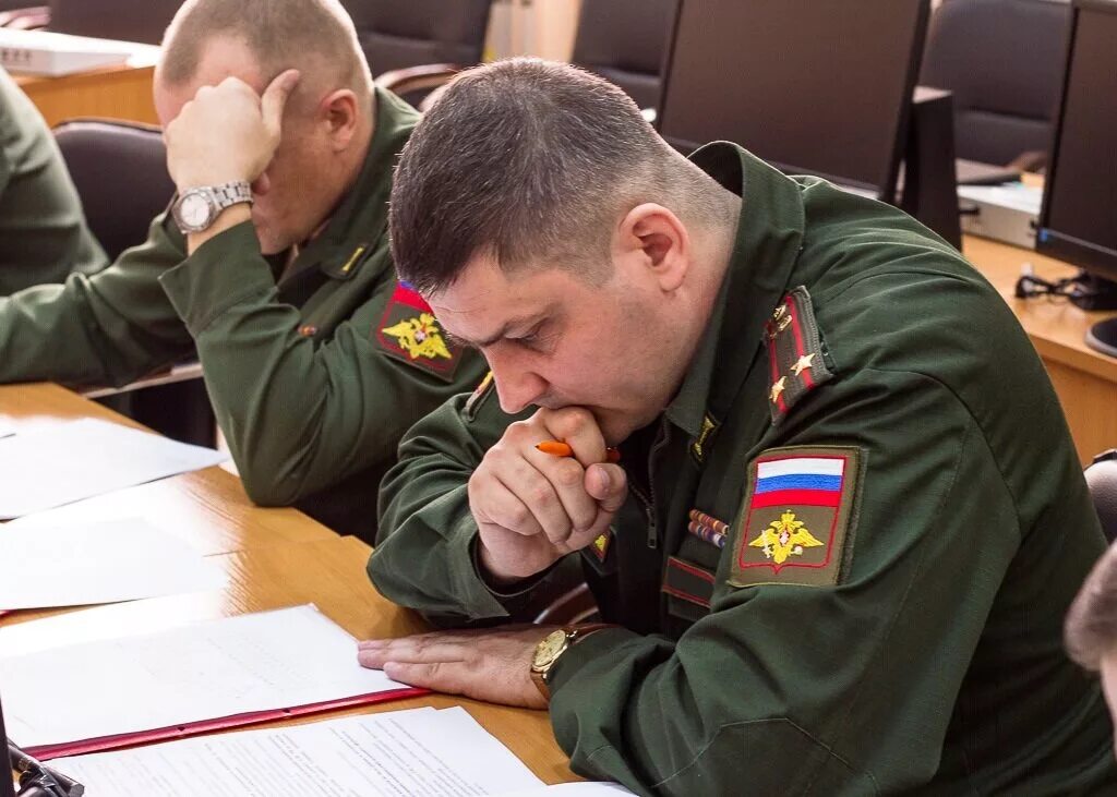 Переподготовка увольняемых в запас. Занятия с офицерами. Беседа с военнослужащими. Военная подготовка. Изучение военнослужащих.