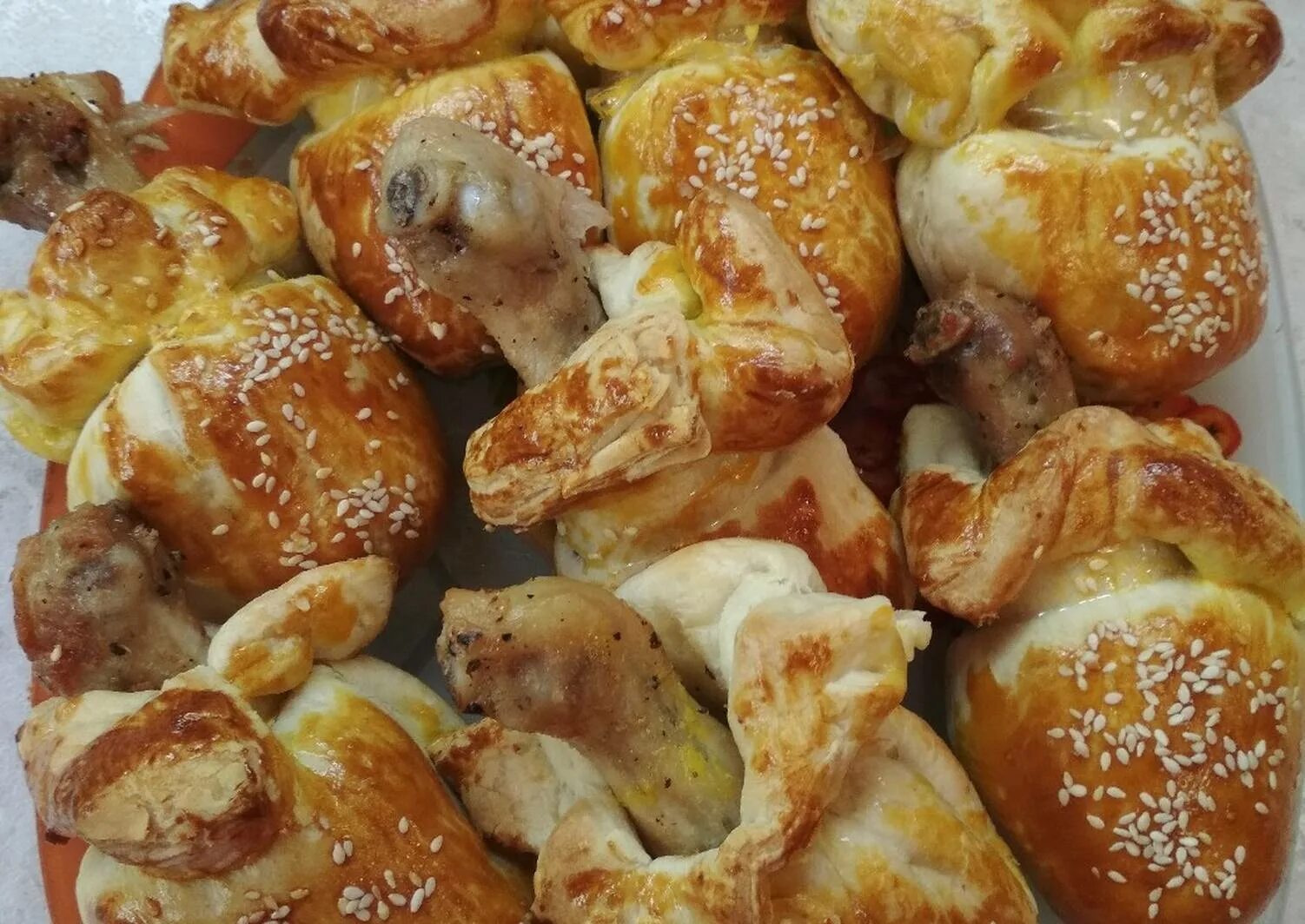 куриные ножки в мешочке из слоеного теста. курица в мешочке из слоеного теста. куриные ножки в мешочке. голень в мешочке. куриные ножки в мешочке с картошкой.