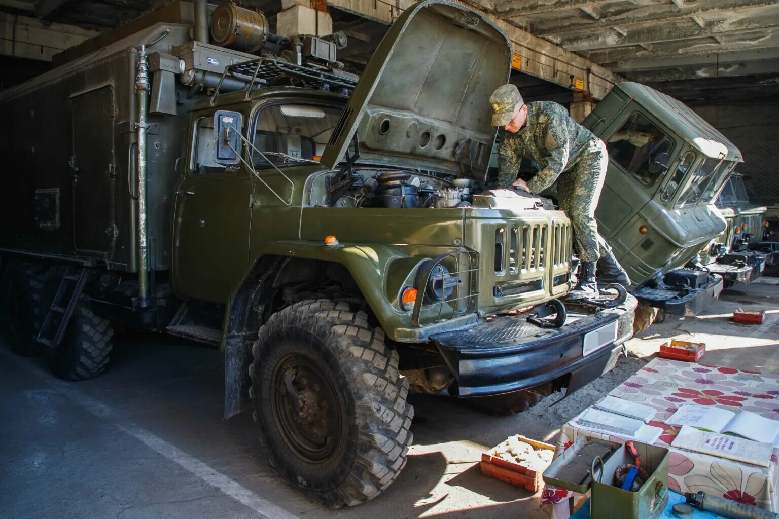 Замена военного. Ремонт военной техники. Подготовка военной техники. Эксплуатация военной техники. Ремонтная машина Военная.