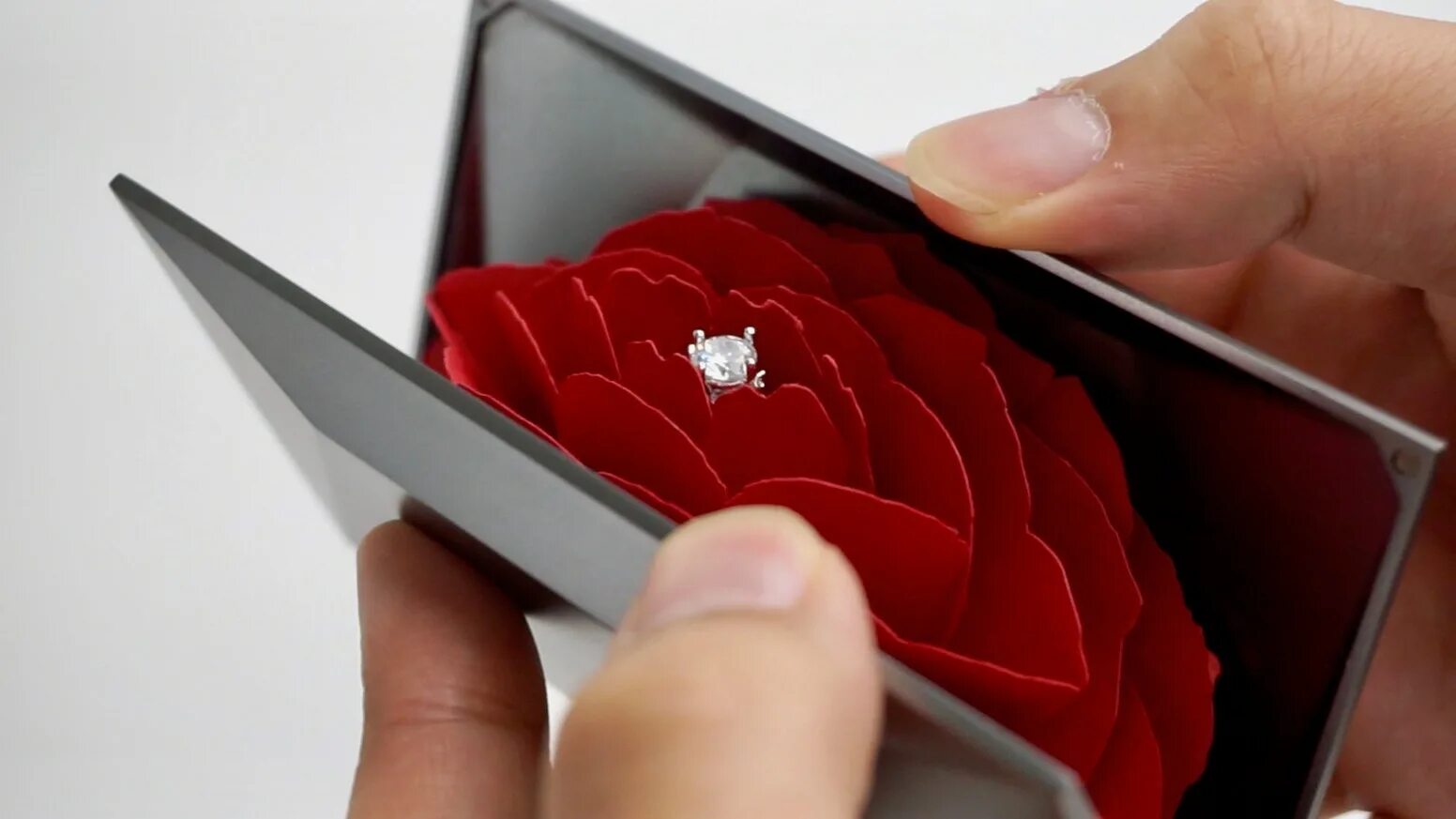 как оригинально подарить кольцо. как оригинально подарить кольцо. кольцо подарок девушке с цветами. как оригинально подарить кольцо подруге. подставка для обручальных колец в загсе.