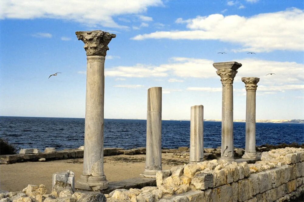 Говорящая колонна в афинах. Архитектура древнего рима колонна траяна. Архитектура древней греции колоннада. Колоннада аполлона фасад. Говорящие колонны.