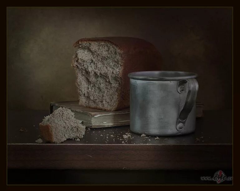 Хлеб сахар вода. Хлеб и вода. Натюрморт с хлебом. Черствый хлеб. Черный хлеб и вода.