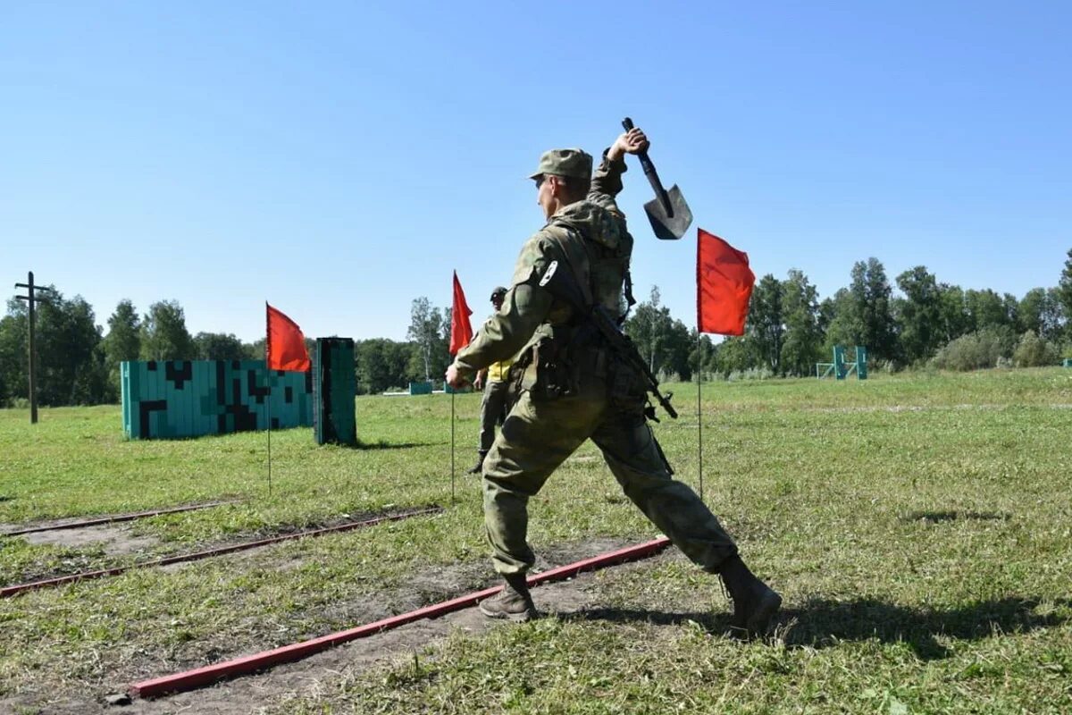 Боевое метание. Метание саперной лопатки. Лопатные войска. Солдат с саперной лопаткой. Мишень для метания саперной лопатки.