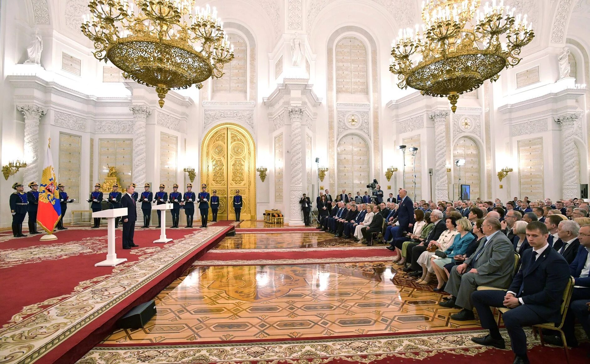 Георгиевский зал Кремля. Президентский зал Путина в Кремле. Георгиевский зал большого кремлёвского дворца. Владимирский зал Кремля БКД.