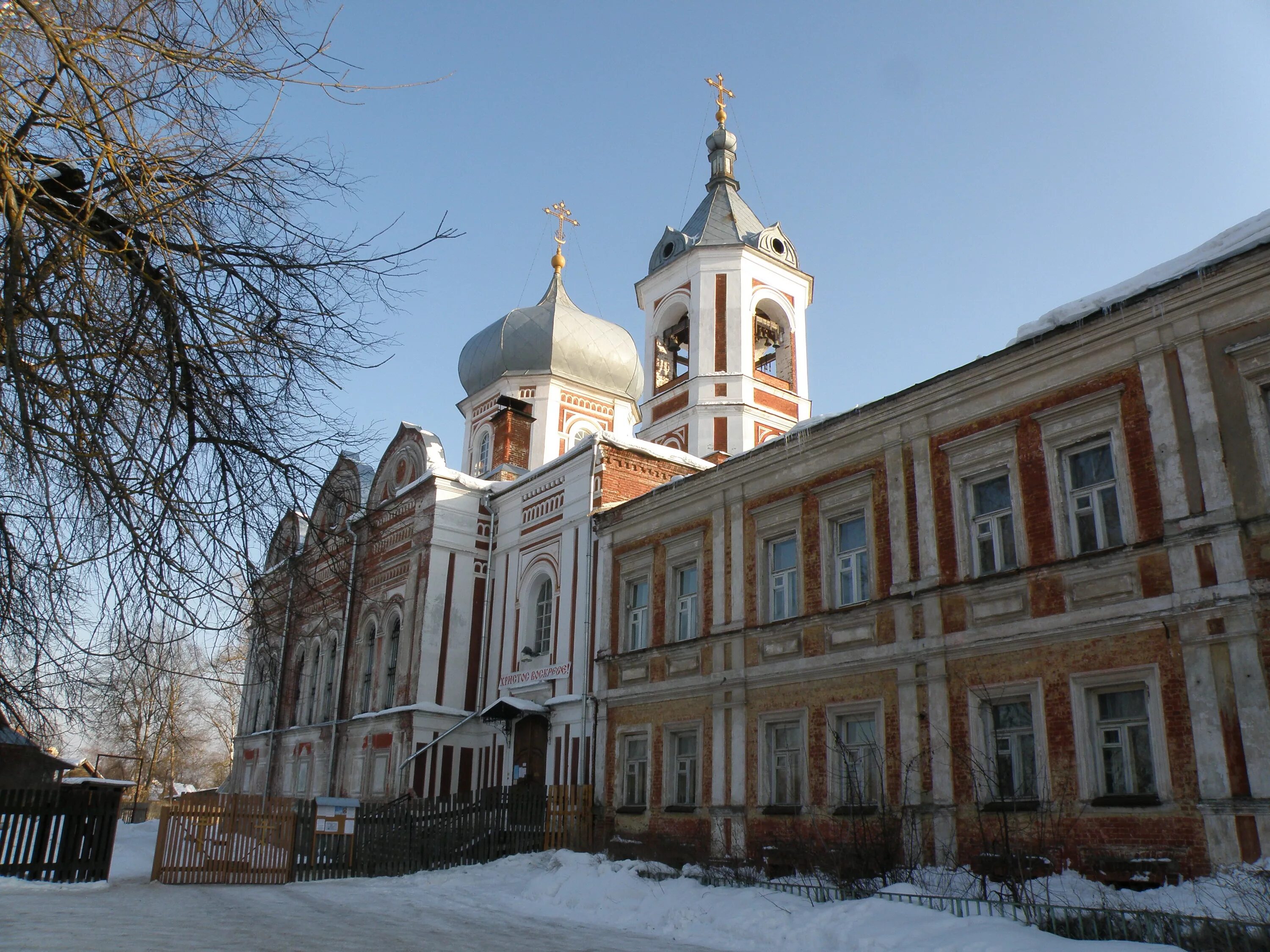 Мощи в вышнем волочке. Церковь Успения Пресвятой Богородицы Вышний Волочек. Успенская Церковь Вышний Волочек. Церковь Успения Пресвятой Богородицы храм Вышний Волочек. Казанский монастырь Вышний волочёк.