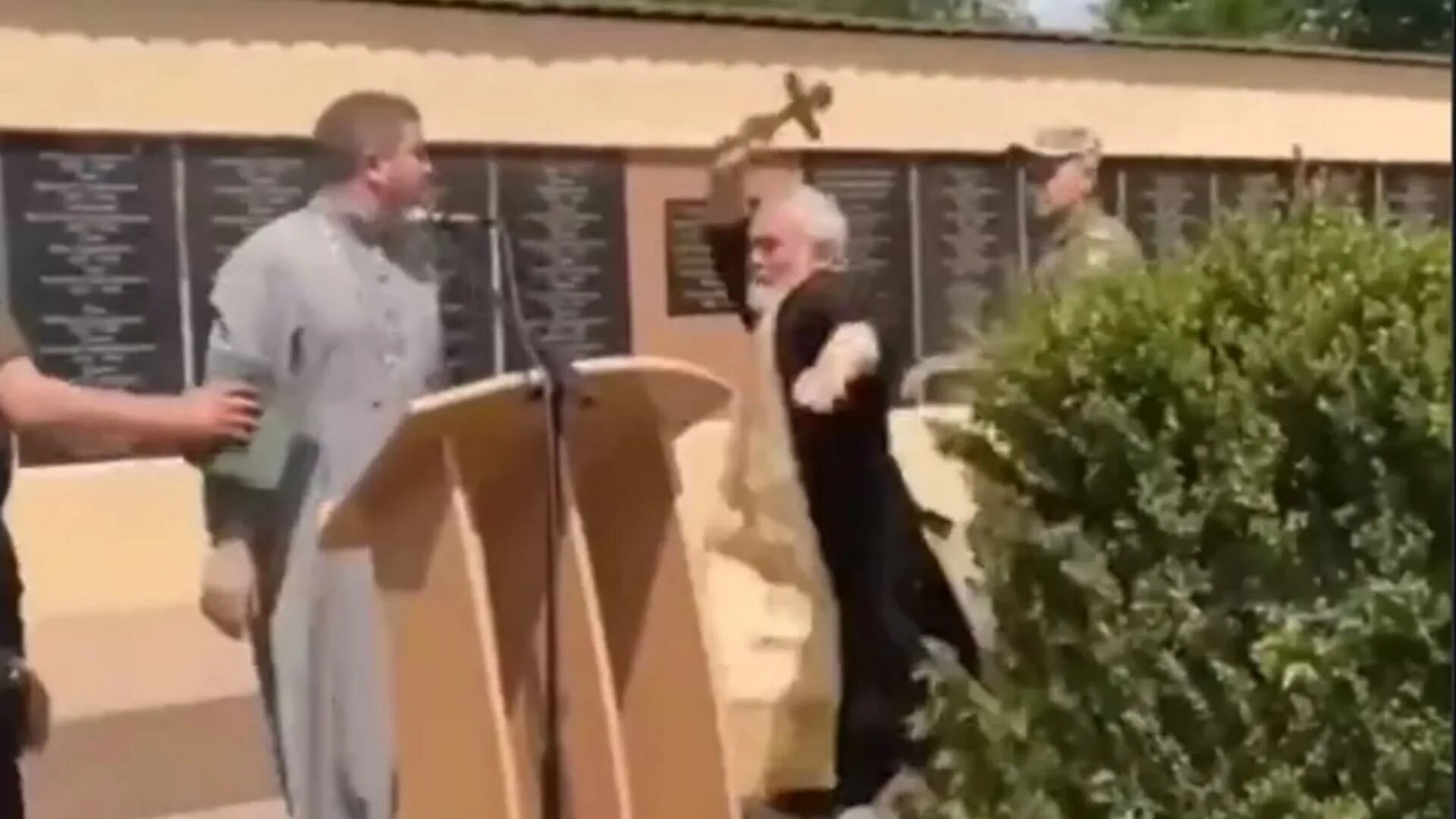 Священники бьют. Священники бьют. Священник с мечом. Священники бьют. Батюшка с оружием.