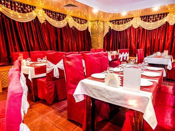 Ресторан старый двор ульяновск. Старый двор пятницкое шоссе ресторан. Старый двор ульяновск. Кафе старый двор ульяновск кузоватовская. Старый двор химки кафе.