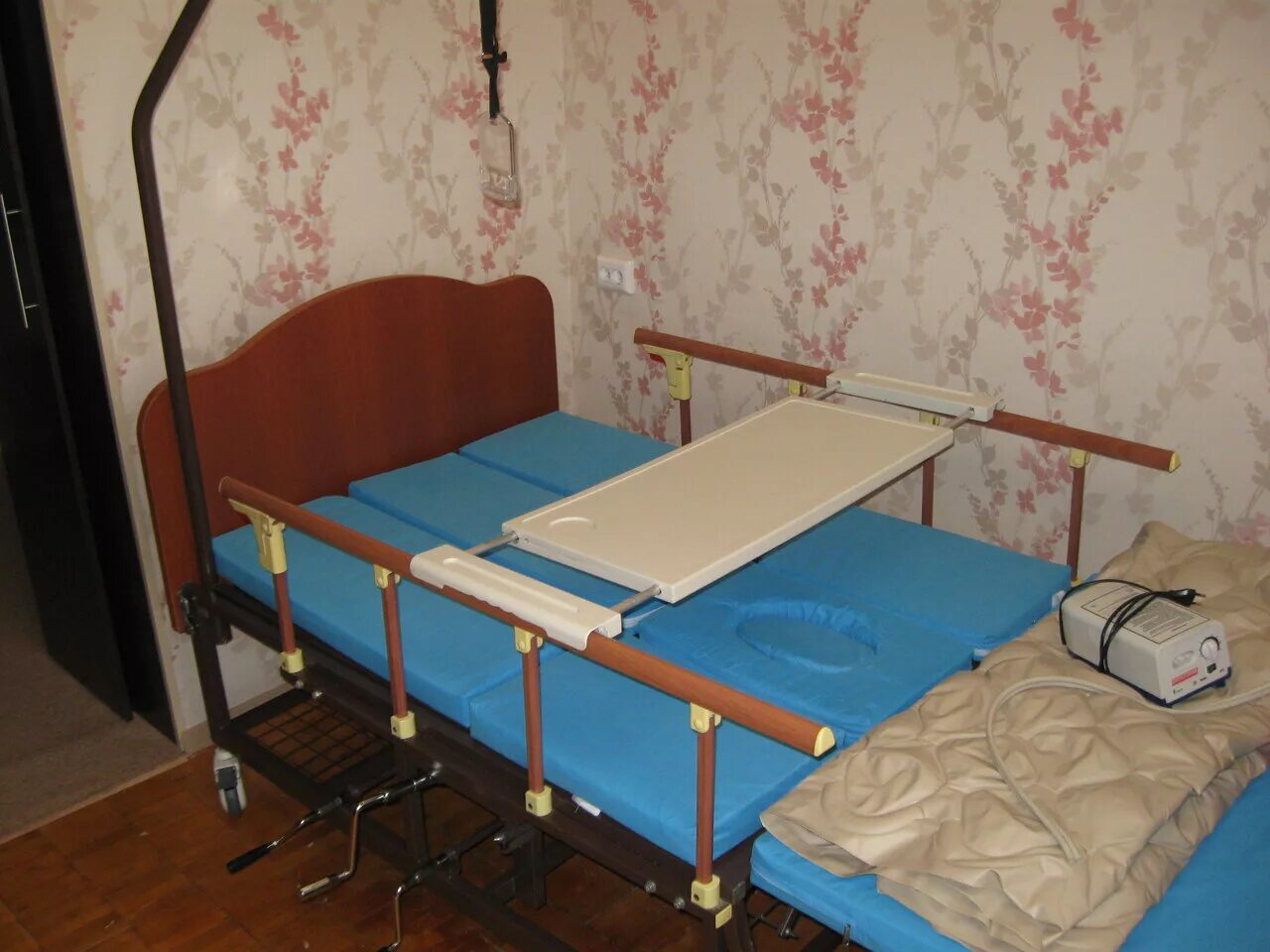 Кровать для больных после инсульта. Приспособления для лежачих больных. Кровать для инвалидов. Приспособления для инвалидов лежачих больных. Приспособление для кровати для лежачих.