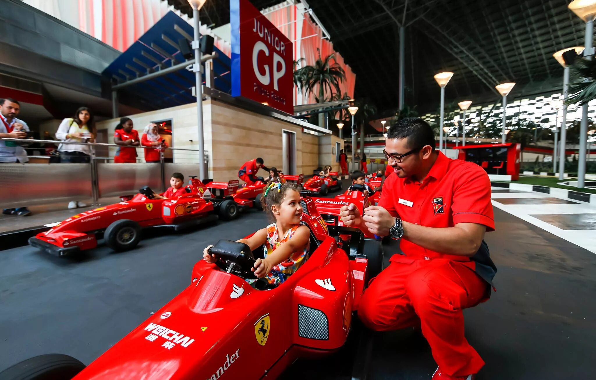 Ferrari World Абу-Даби. Феррари парк Абу Даби. Ferrari World Абу-Даби аттракционы. Мир Феррари в Абу-Даби.