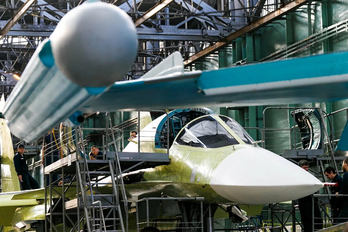 Бтр 82а амз. Впк наме. Военно промышленный комплекс логотип. Алмаз антей оборонная промышленность. Увз танковый цех.