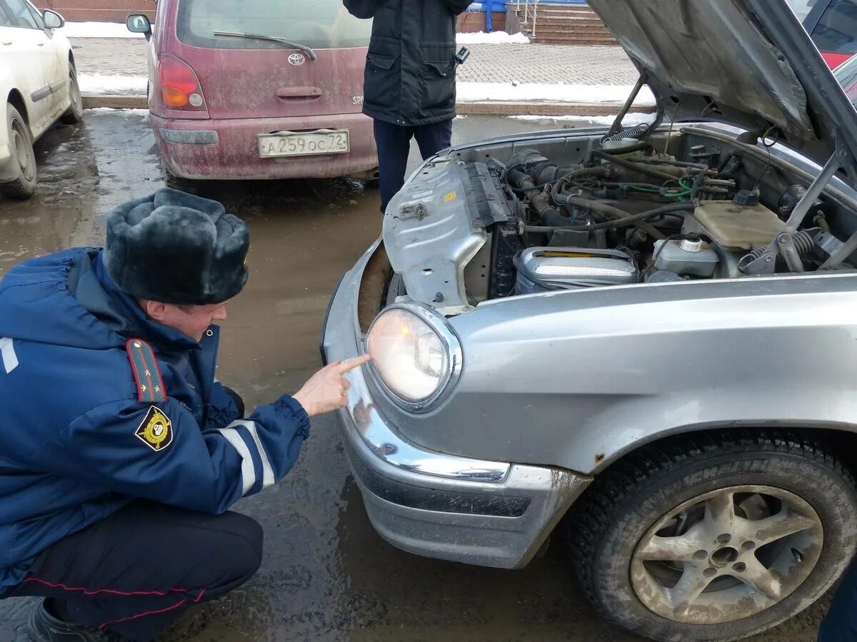 Осмотр автомобиля. Исправный автомобиль. Бракованный автомобиль.