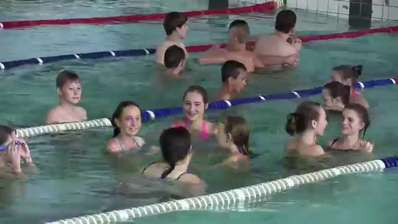 Поток бассейн. Купание в бассейне. Городок макеевка бассейн. Противоток badu jet. Спортивный бассейн.